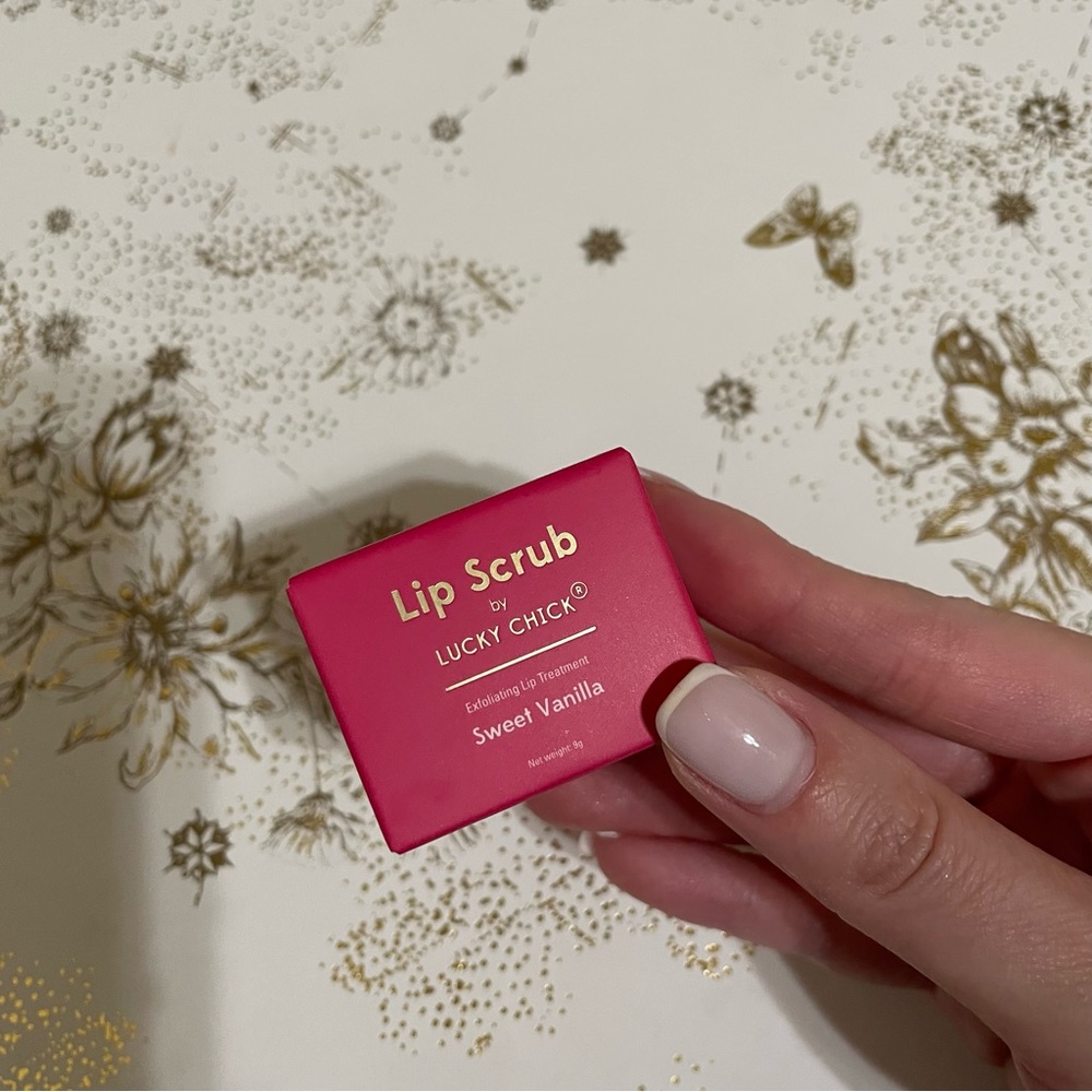 LUCKY CHICK lip scrub